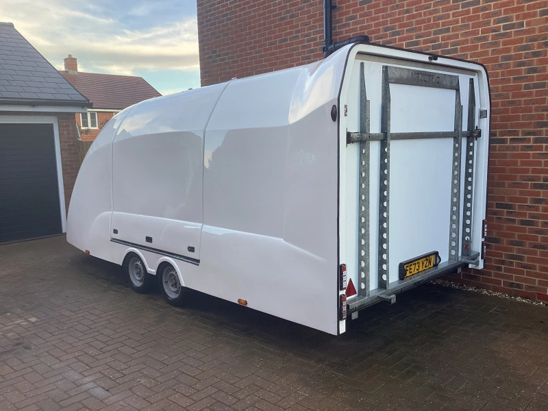 ECO Velocity iQ 3000kg remorque fermée, lit basculant avec rampe arrière complète