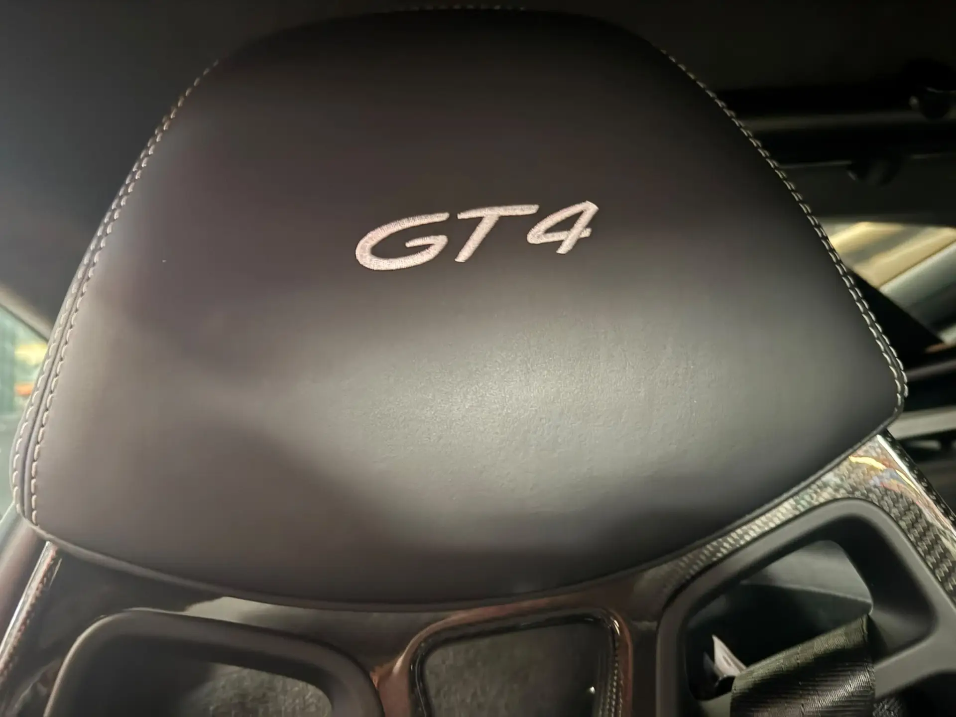 Pair of lightweight carbon-fibre bucket seats for the Porsche Cayman GT4 – photo 3