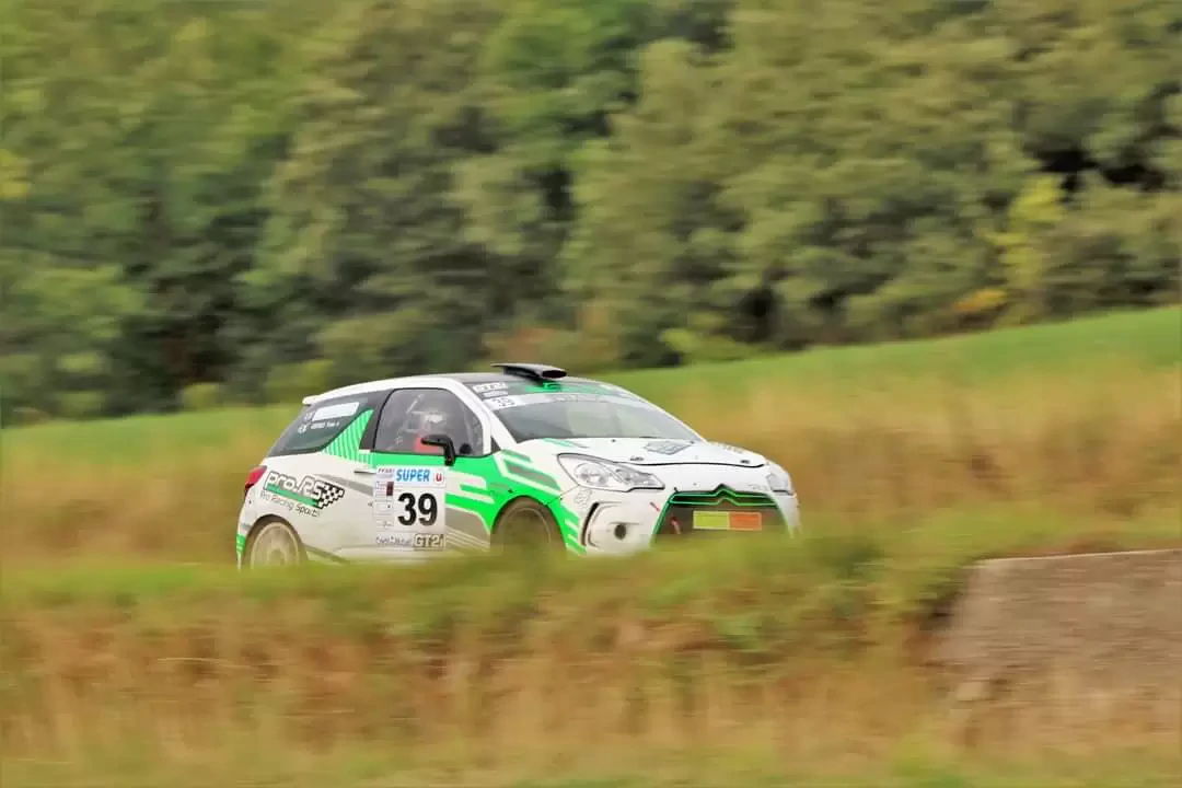 Voiture de rallye Citroën DS3 R3T