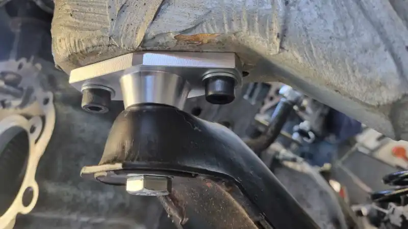 Rigid cradle brackets for the Peugeot 205 / 309