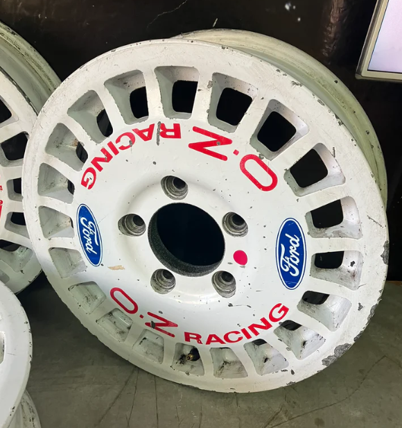 Lot de 4 jantes Ford Fiesta R5 pour terre.