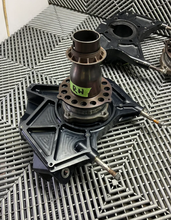 Lot de 4 moyeux de roues centrales et bras usinés CNC. Voitures GT. GT2, GT3, DTM