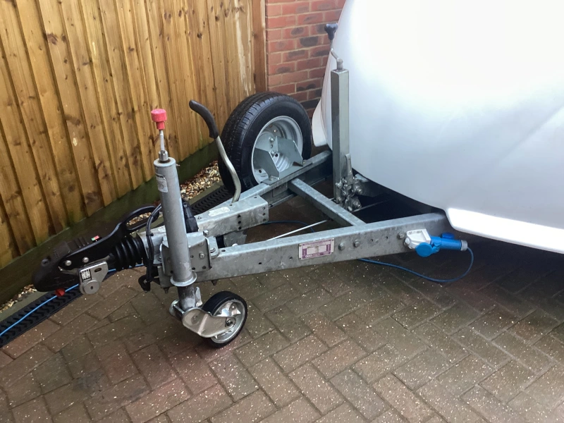 ECO Velocity iQ 3000kg remorque fermée, lit basculant avec rampe arrière complète