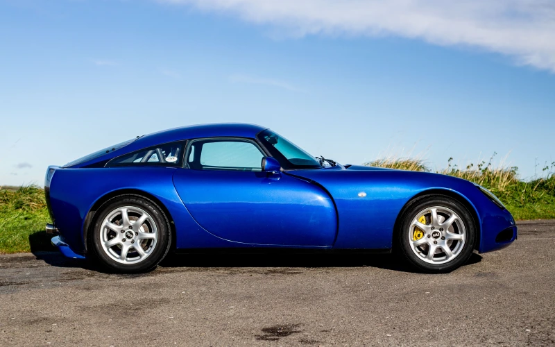 TVR T350C de 2004, bleu Red Bull, superbe historique