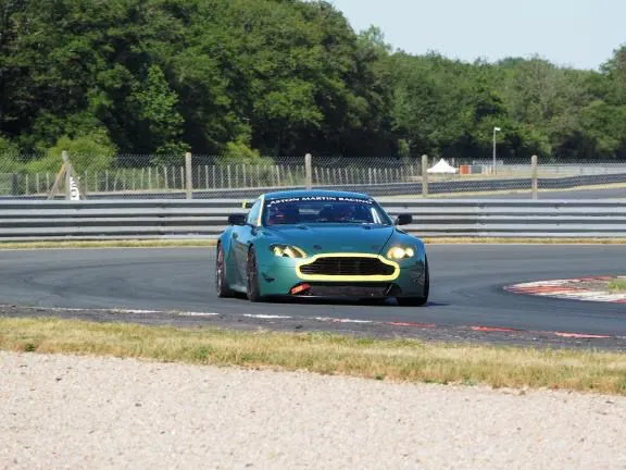Aston Martin V8 vantage GT4 – photo 2