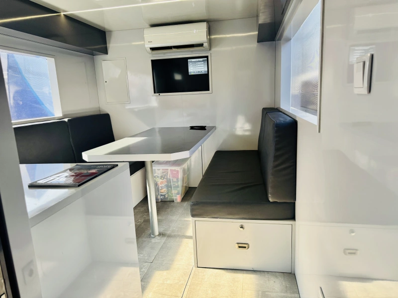 Ensemble tracteur DAF XF 480 et remorque à étages aménagée