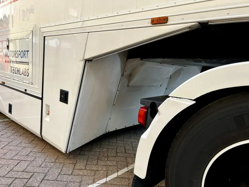 Remorque de course entièrement équipée