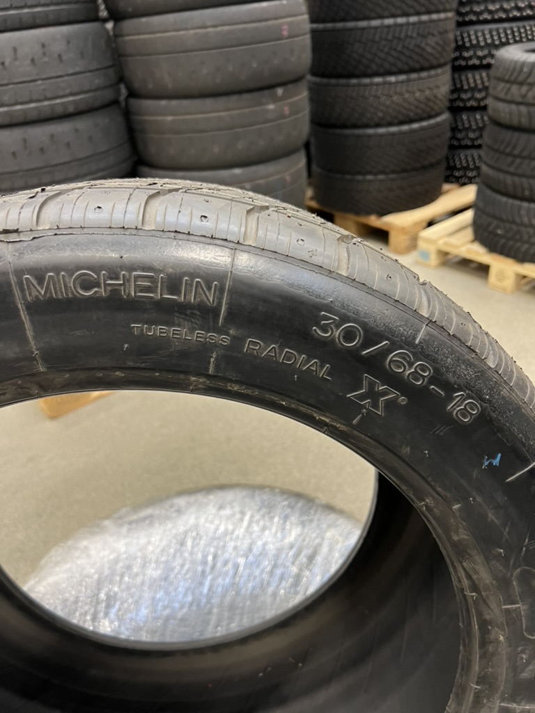Ancien stock non utilisé : lot de 2 pneus pluie Michelin 30/68-18