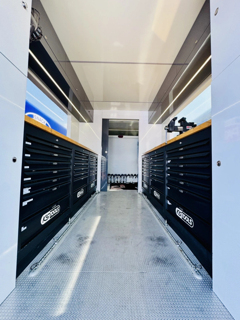 Ensemble tracteur DAF XF 480 et remorque à étages aménagée