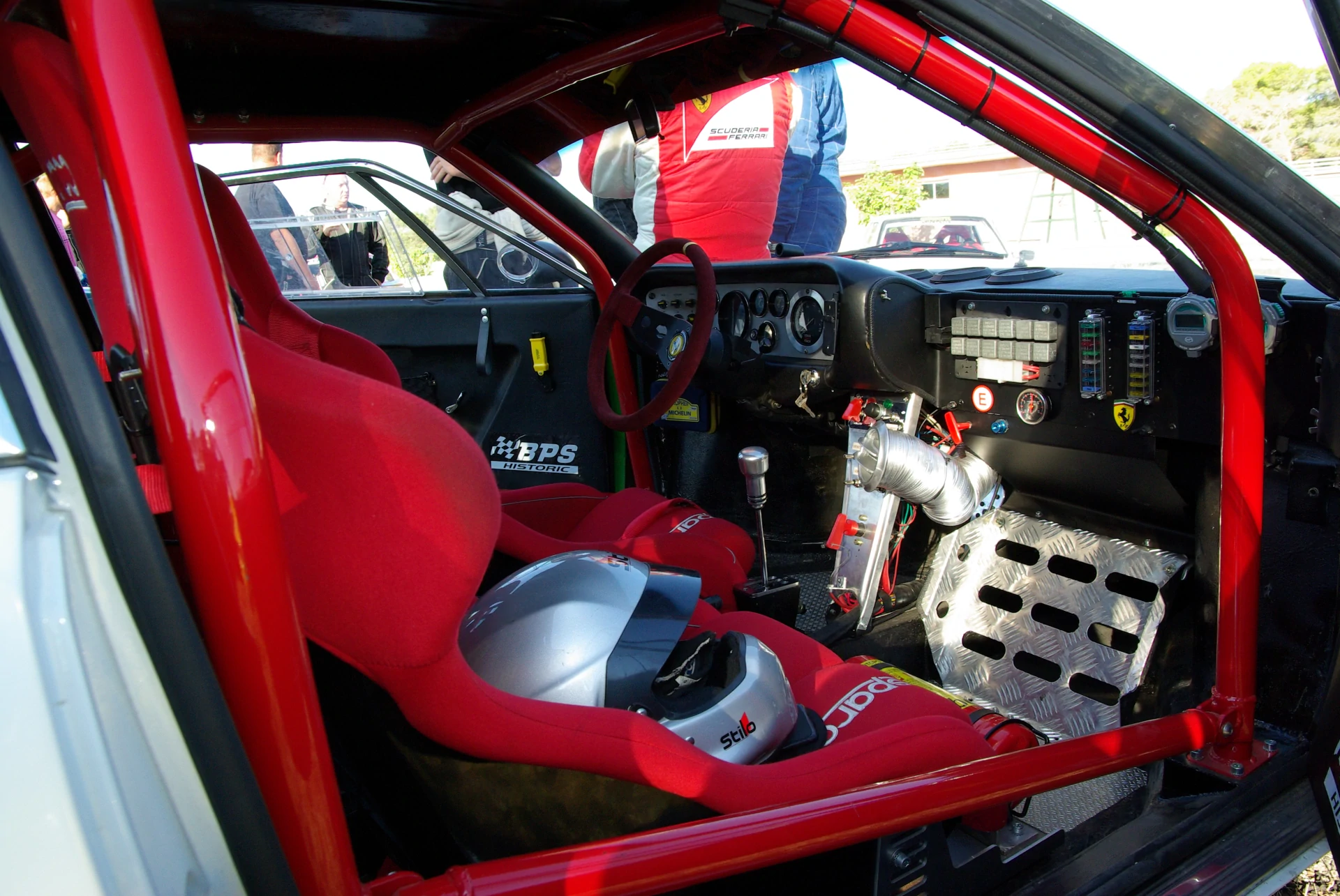 Sells or exchanges FERRARI 308 GT4