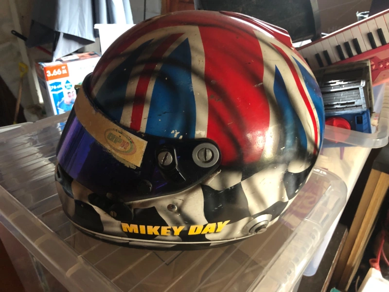 Casque Arai GP6S porté en course lors du championnat Ginetta 2011