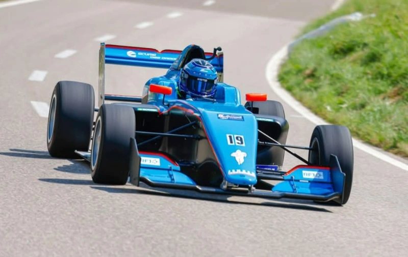 Formule 4 evo avec moteur LRM