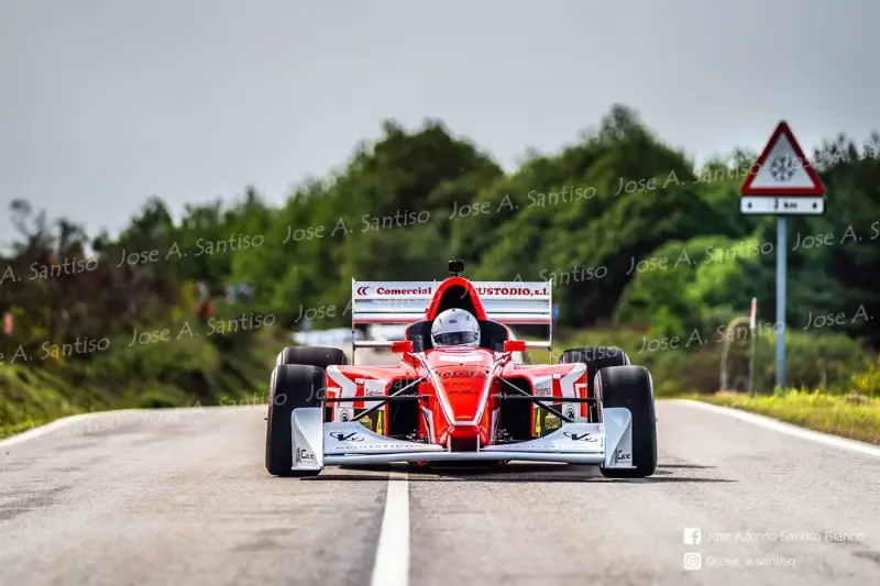 Lola T96/50 Formula 3000 — V6 3,5 — monoplace victorieuse en course de côte