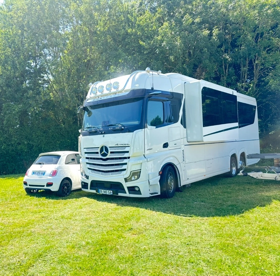 Concorde Centurion Luxury Motorhome – VIP Paddock – photo 1