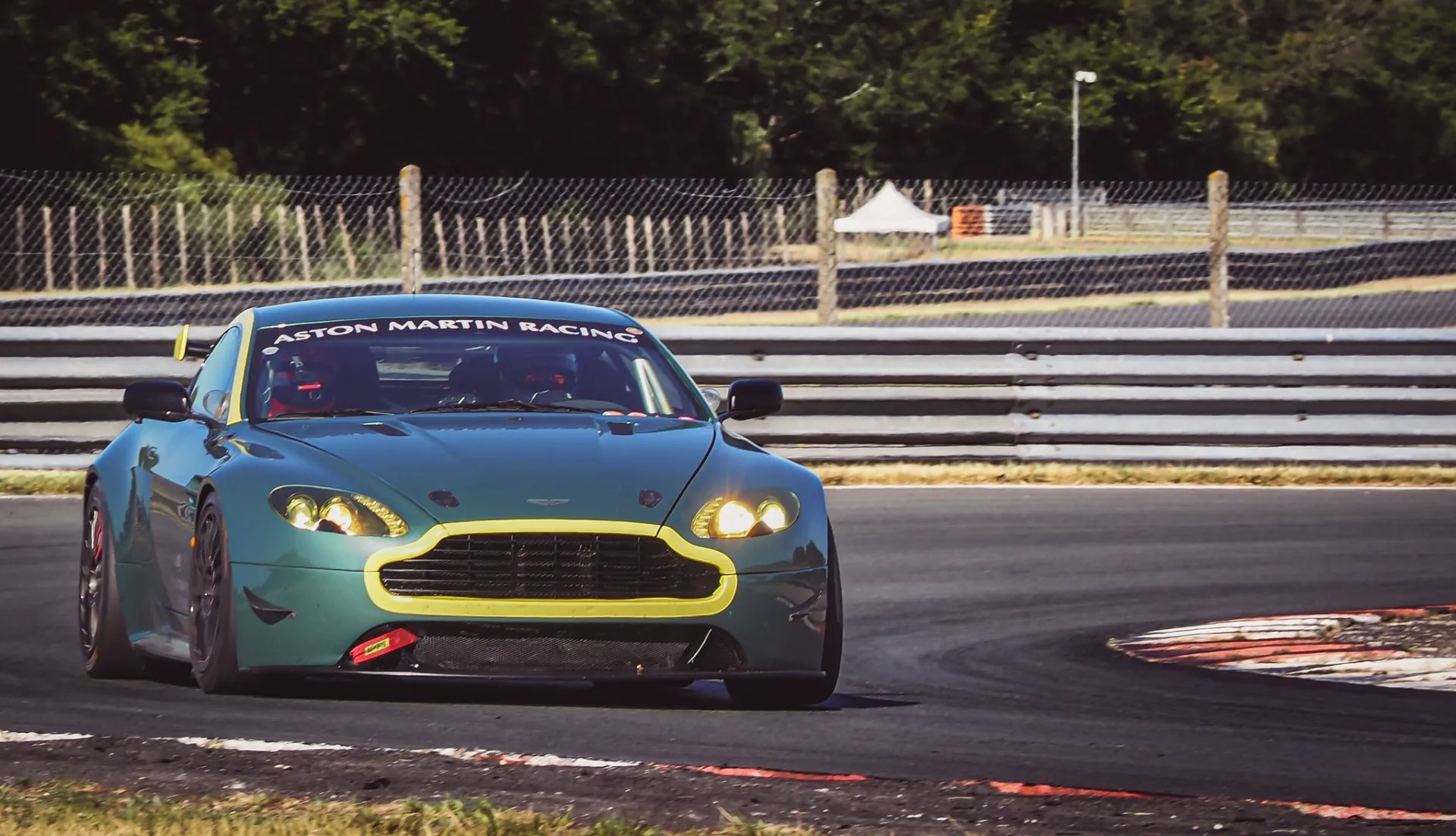 Aston Martin V8 vantage GT4 – photo 1