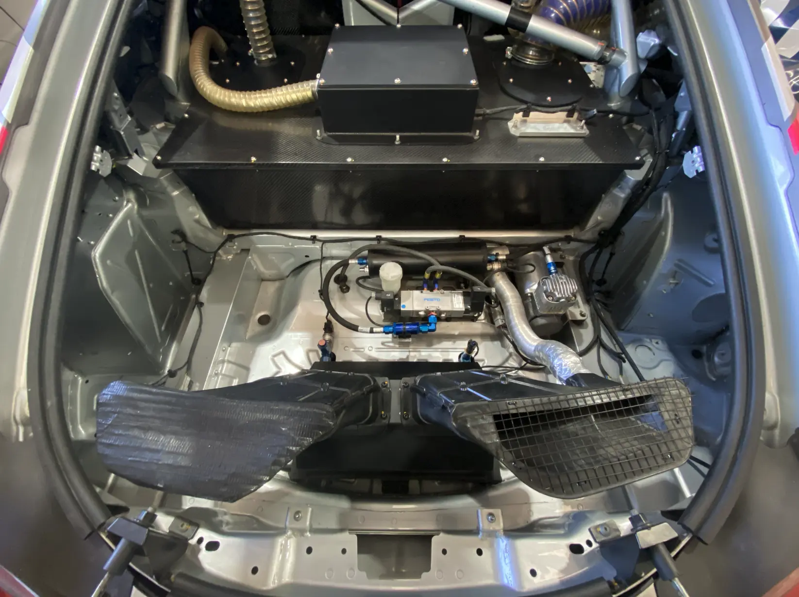 MERCEDES AMG GT4 – photo 3