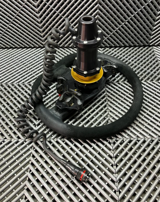 D'occasion. Volant Sparco avec adaptateur + câblage + boutons GT3