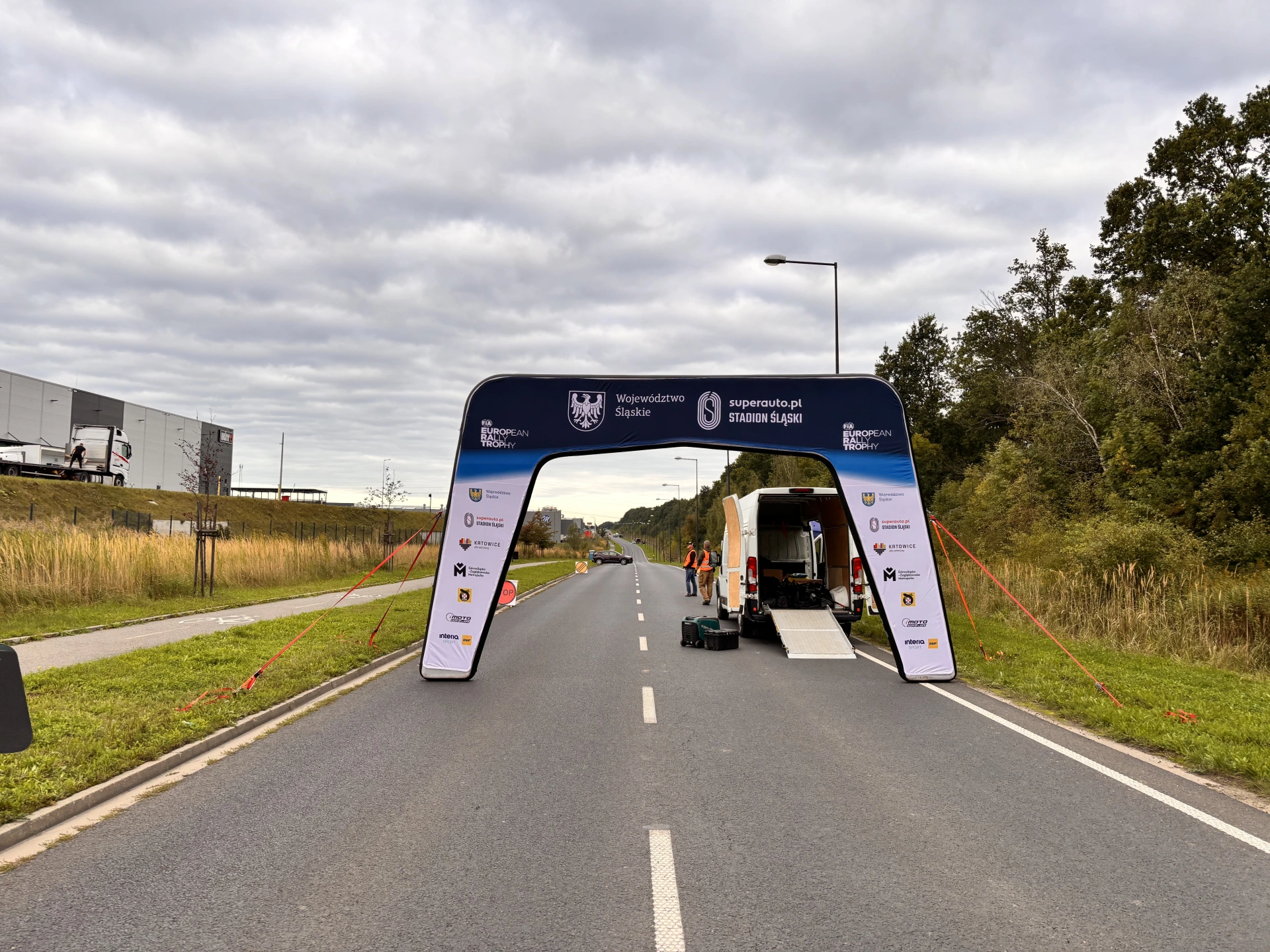 Advertising gate – photo 1