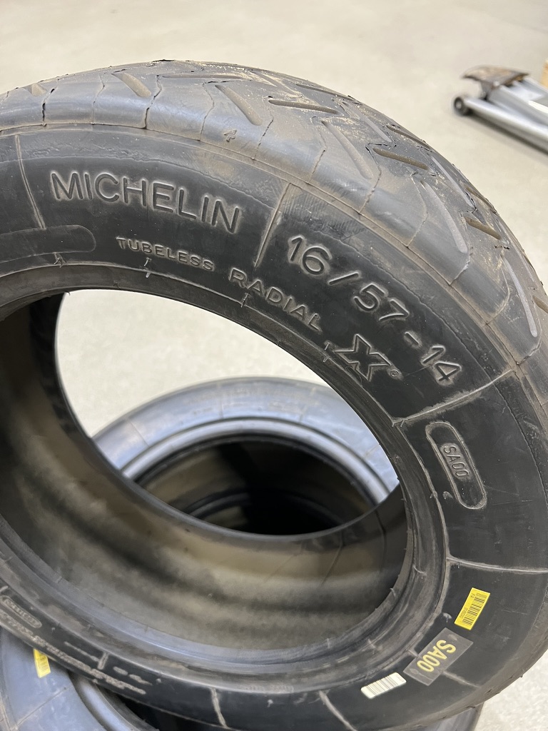 Jeu de 4 nouveaux pneus slicks Michelin 16/57-14 SA00 (gomme tendre)