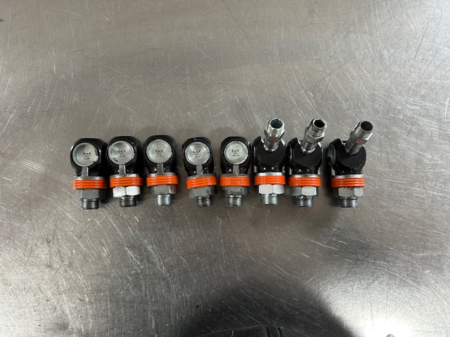 Caseliner airsystem safety connectors