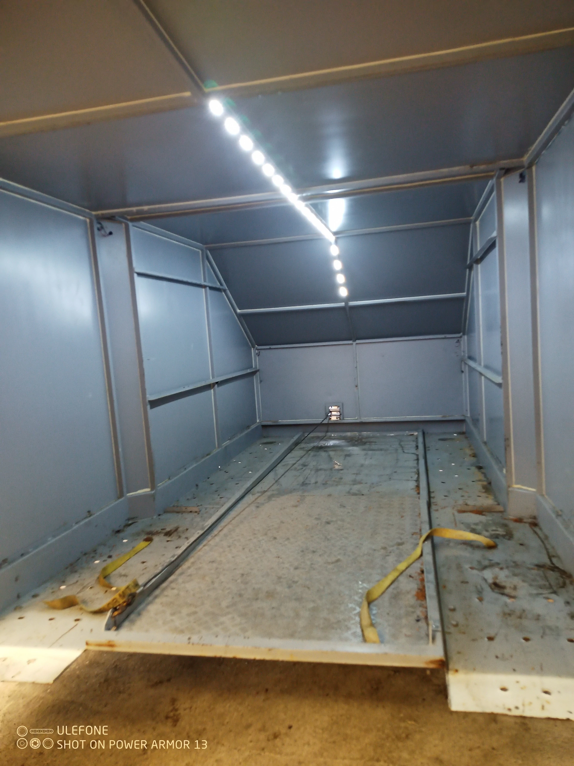 Closed and braked flatbed trailer