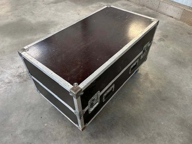 Large format flight case on wheels