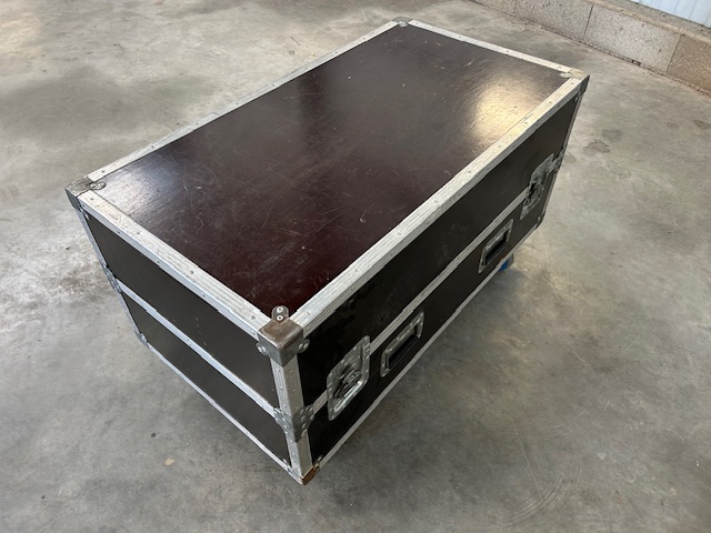 Large format flight case on wheels