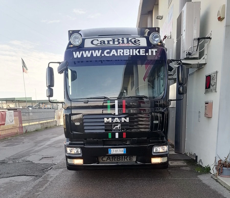 homme camion atelier mobile véhicule spécial