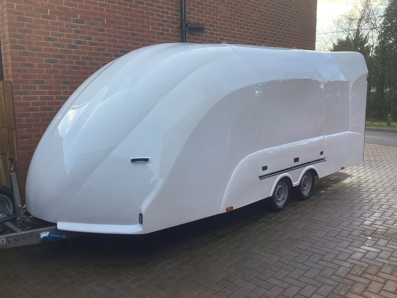 ECO Velocity iQ 3000kg remorque fermée, lit basculant avec rampe arrière complète