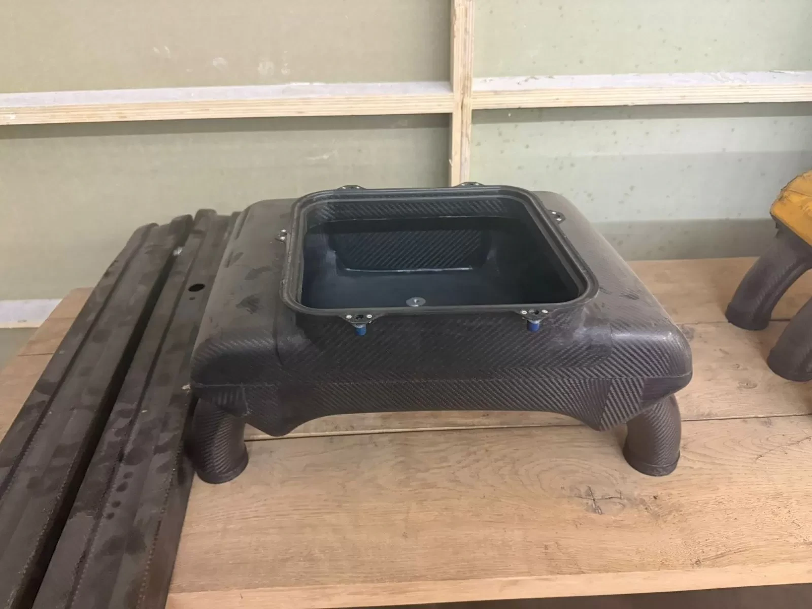 Carbon intake plenum - Porsche 997 GT3 RSR / possible 996 RSR – photo 2