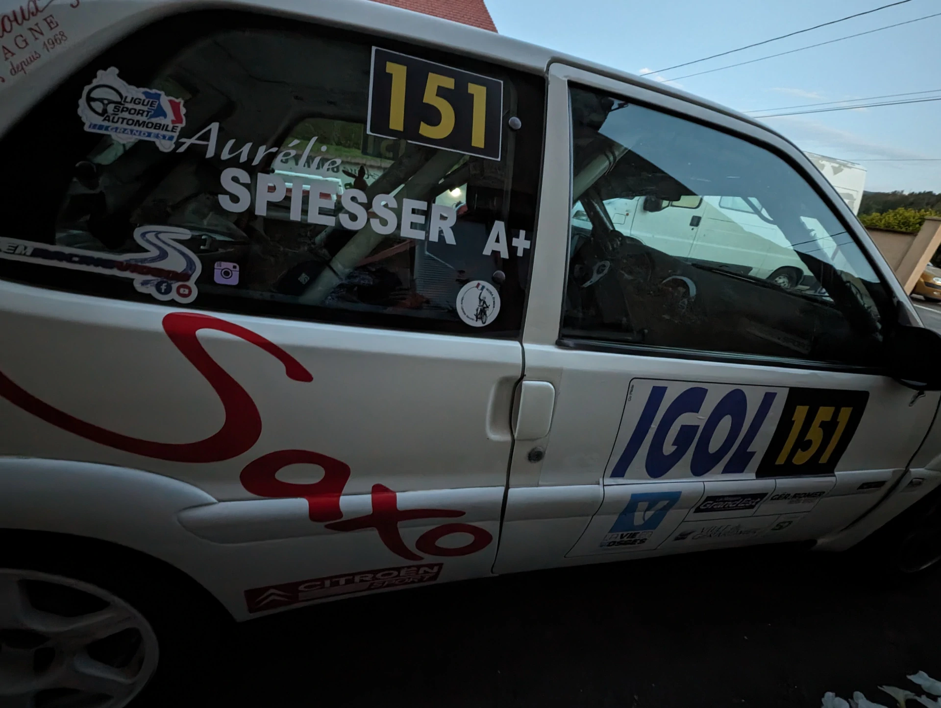 Saxo VTS 1,6 L 16V N2. Déco Saxo challenge + très gros lot de bord