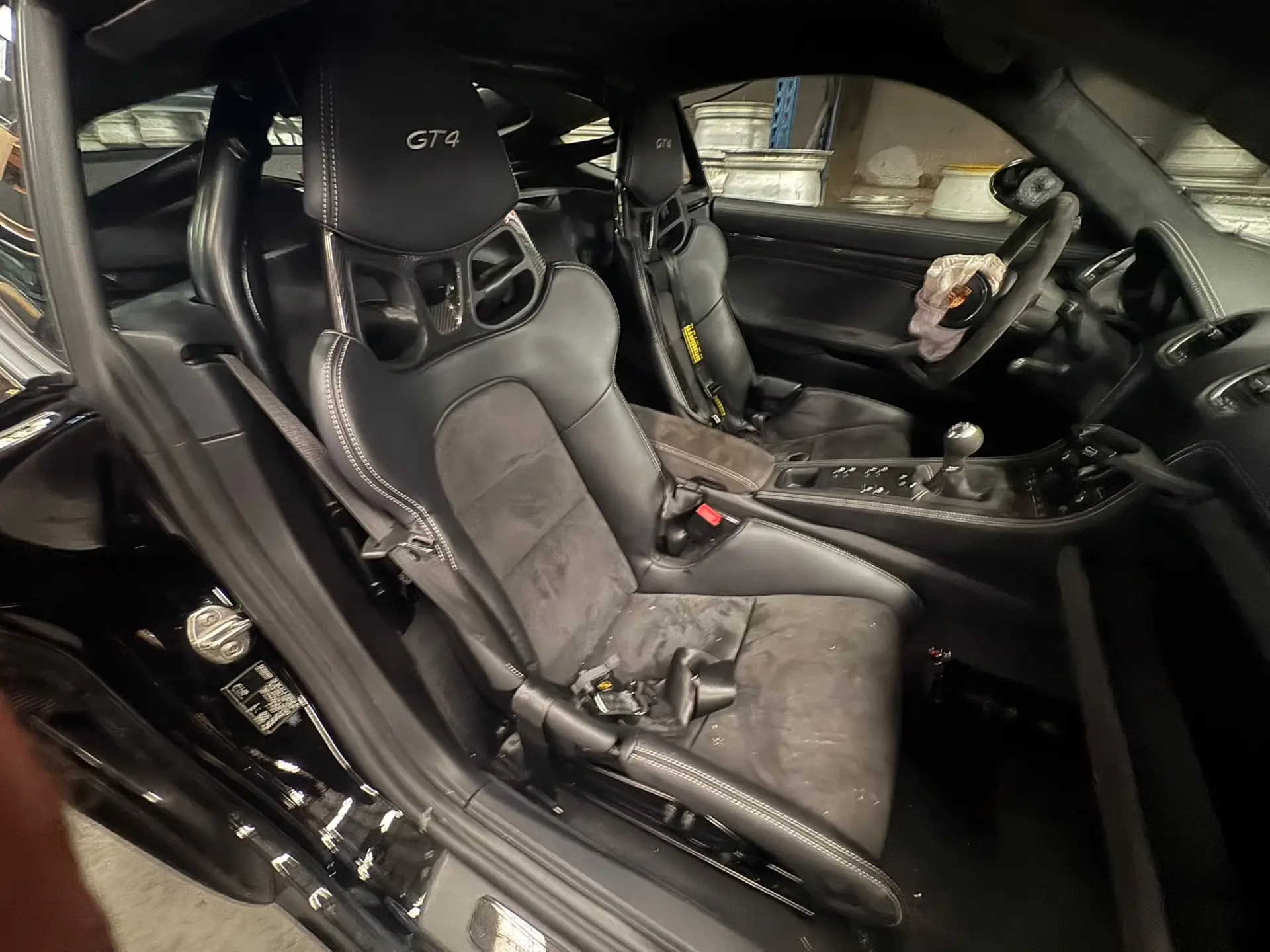 Pair of lightweight carbon-fibre bucket seats for the Porsche Cayman GT4 – photo 1