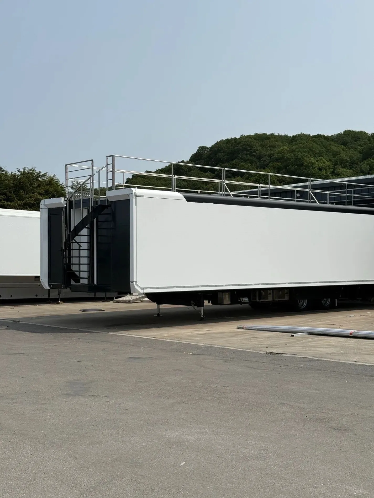 Remorque modulable par système hydraulique destinée à l'hôtellerie, aux espaces VIP et aux bureaux – photo 1