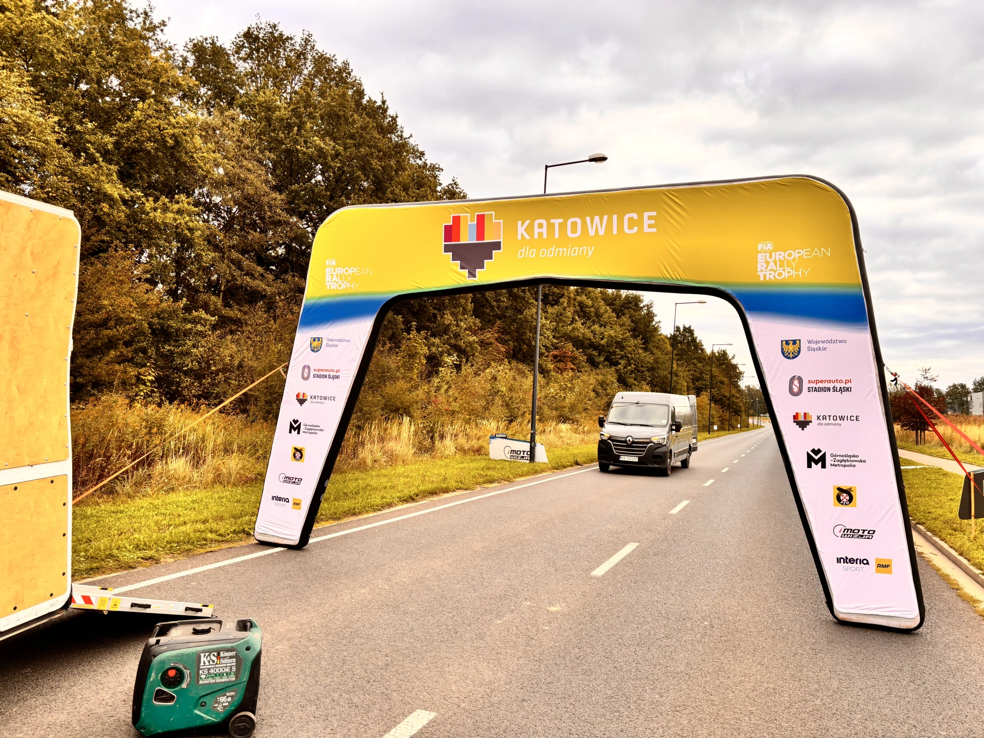 Advertising gate – photo 2