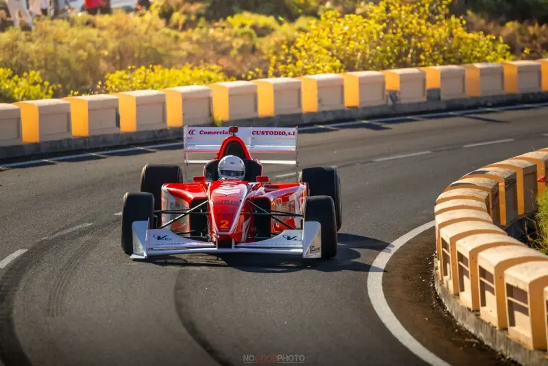 Lola T96/50 Formula 3000 — V6 3,5 — monoplace victorieuse en course de côte