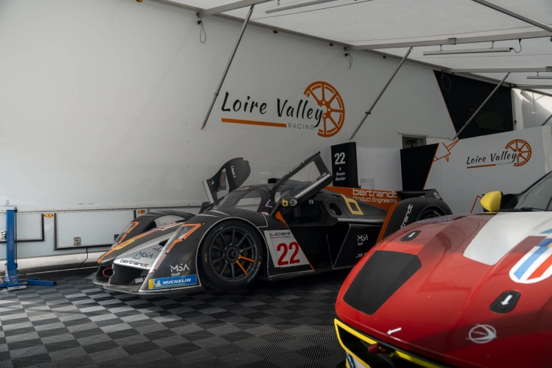 Floor tiles - 128 m² + transport trolley