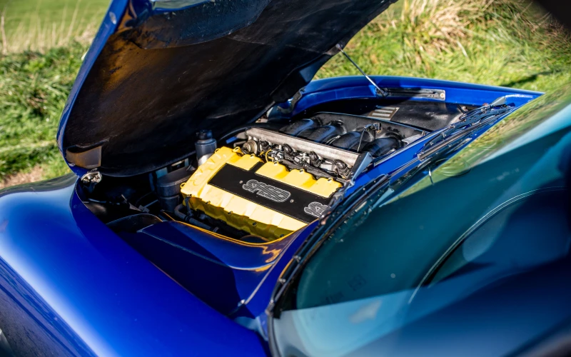 TVR T350C de 2004, bleu Red Bull, superbe historique