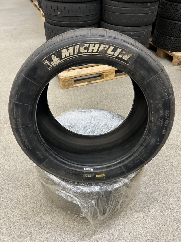 Ancien stock non utilisé : lot de 2 pneus pluie Michelin 30/68-18