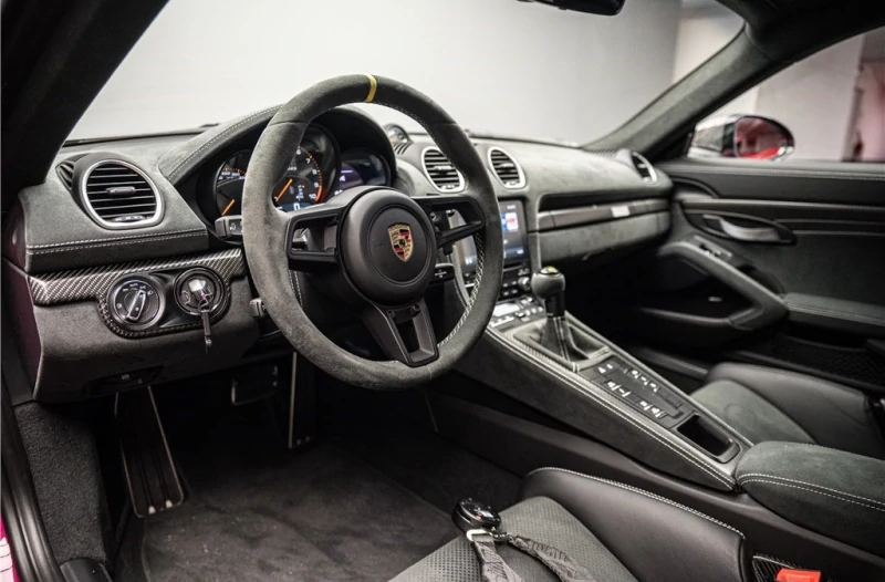 PORSCHE 718 CAYMAN GT4 RS
