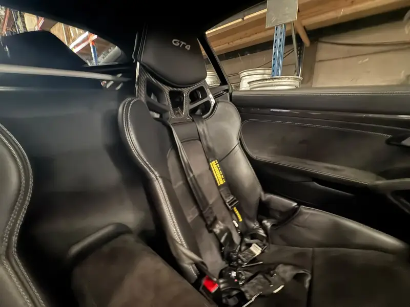 Pair of lightweight carbon-fibre bucket seats for the Porsche Cayman GT4