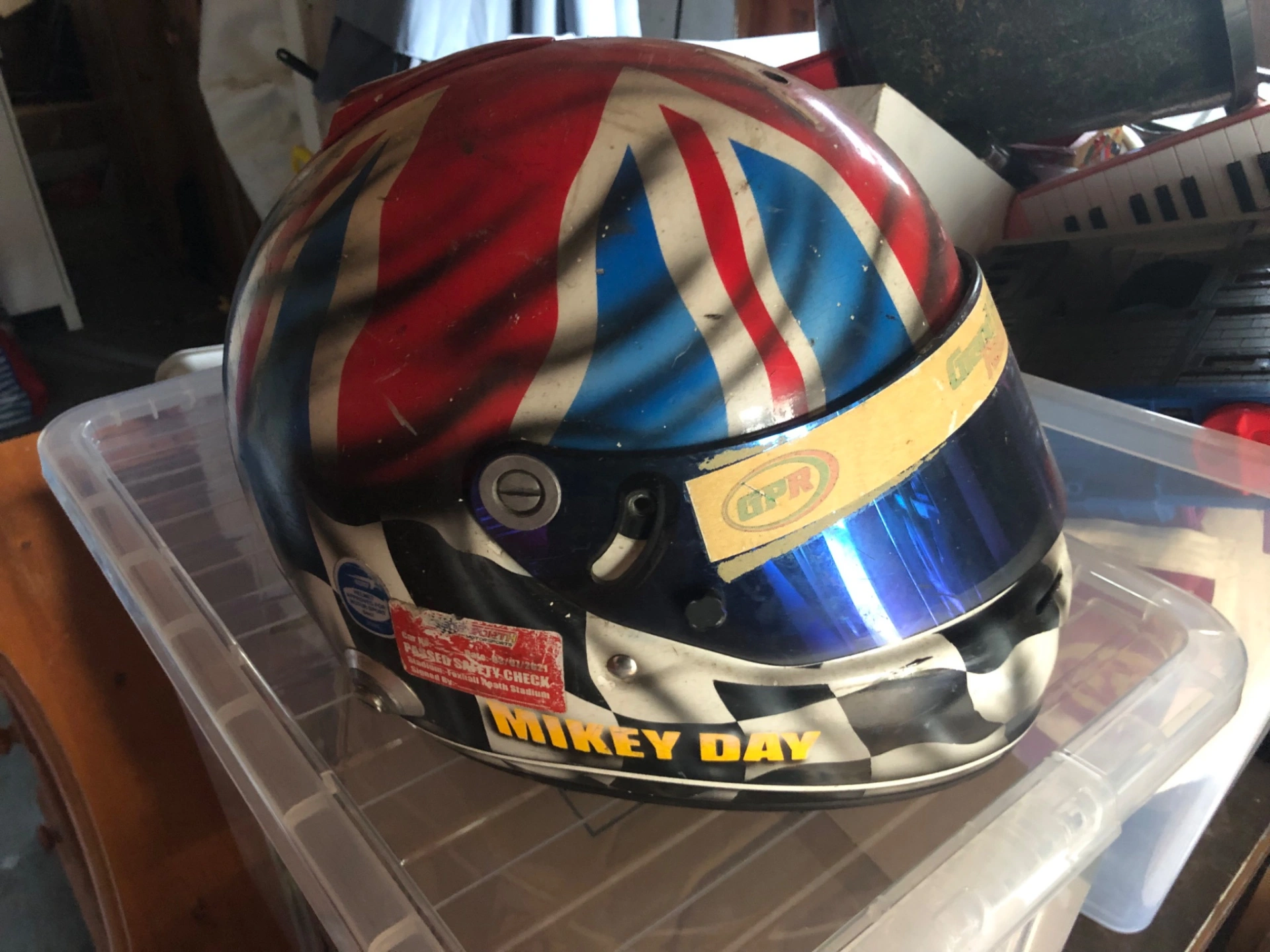 Casque Arai GP6S porté en course lors du championnat Ginetta 2011 – photo 2