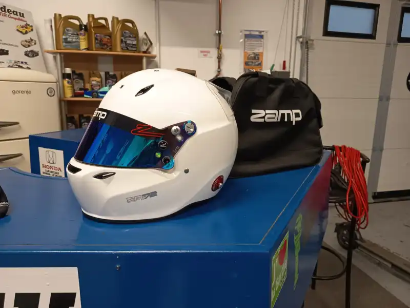 Vends casque homologué FIA ZAMP ZR-72 blanc dans son carton d’origine.