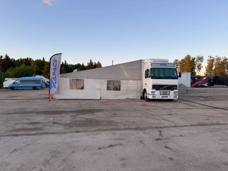Volvo avec remorque et auvent