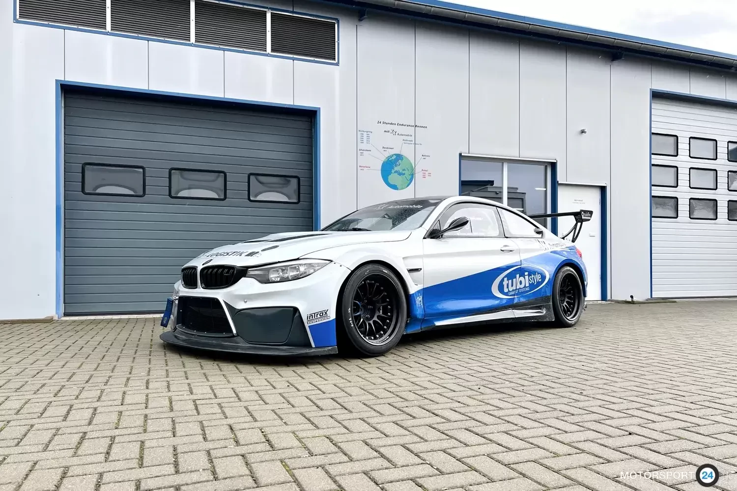 Voiture de course GTR sur base F82 avec moteur S54