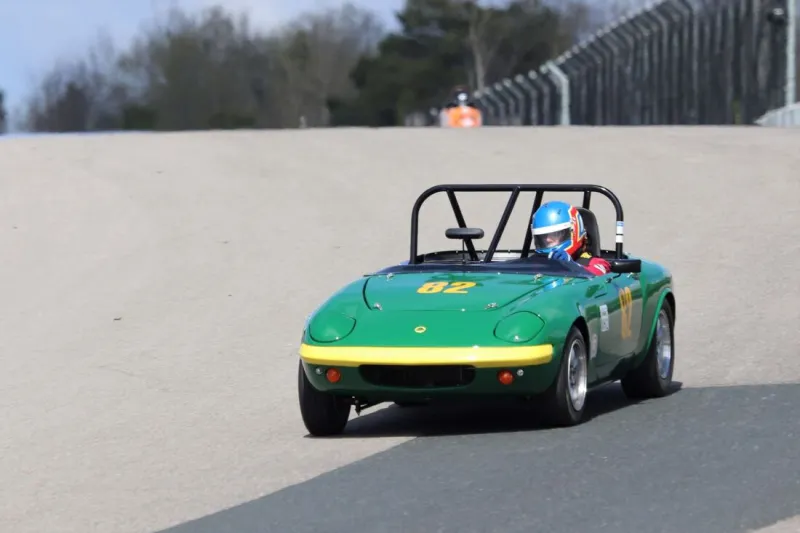 Voiture de course vintage Lotus Elan de 1966