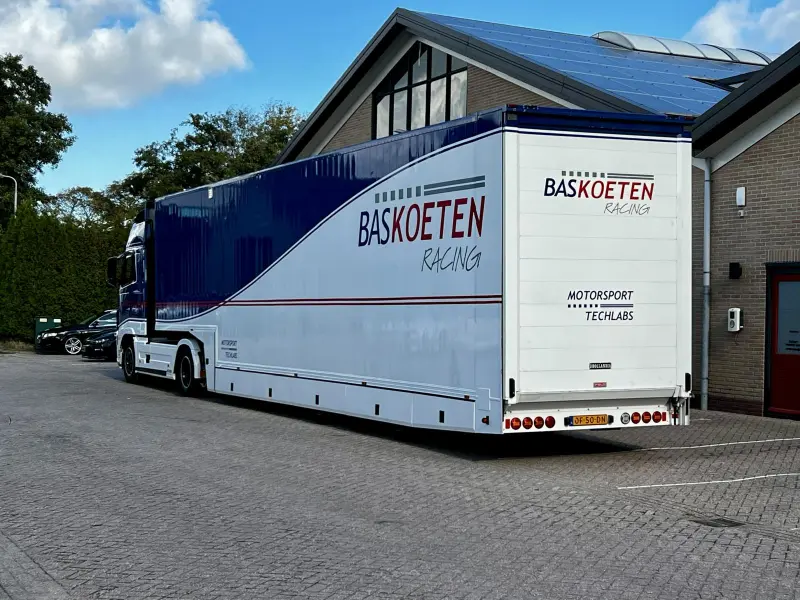 Remorque de course entièrement équipée