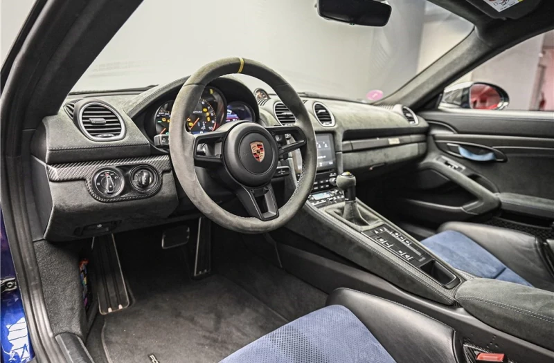 PORSCHE 718 CAYMAN GT4 RS