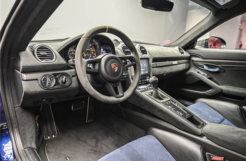 PORSCHE 718 CAYMAN GT4 RS