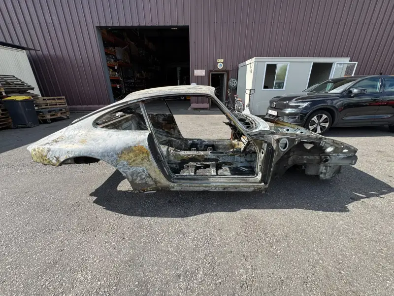 Caisse de Porsche® 993 3.6 de 1994 proposée à la vente. Vendue avec sa carte grise.