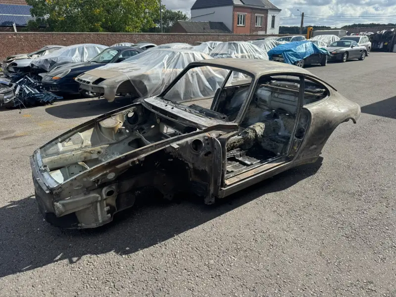 Caisse de Porsche® 993 3.6 de 1994 proposée à la vente. Vendue avec sa carte grise.